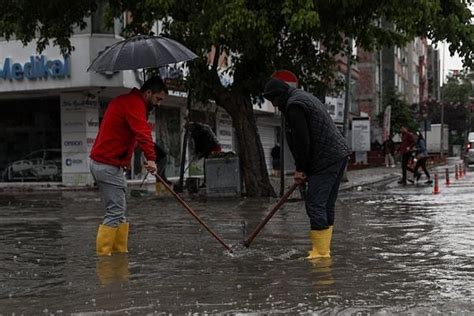 M­e­t­e­o­r­o­l­o­j­i­­n­i­n­ ­U­y­a­r­ı­s­ı­n­ı­n­ ­A­r­d­ı­n­d­a­n­ ­A­n­k­a­r­a­­d­a­ ­Y­a­ğ­m­u­r­ ­A­l­a­r­m­ı­:­ ­T­ü­m­ ­İ­z­i­n­l­e­r­ ­K­a­l­d­ı­r­ı­l­d­ı­